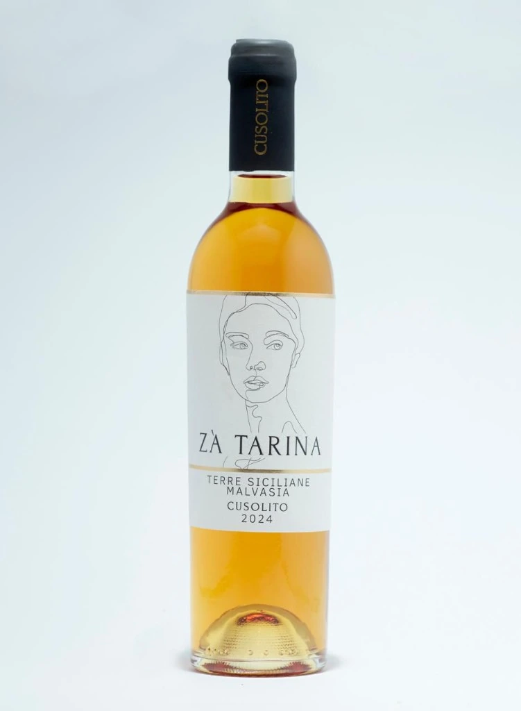 Bottiglia Zà Tarina, Malvasia delle Lipari, Agricoltura Cusolito. Etichetta con illustrazione di Stromboli e viti.